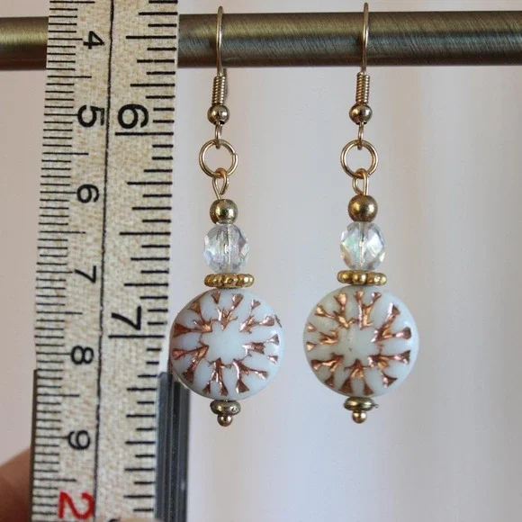 Handmade Snowflake Beaded Dangle Drop‎ Earrings Gold Tone Hooks Winter Christmas - Picture 2 of 3